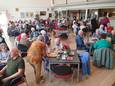 De bingomiddagen in De Klarinet zijn erg populair onder Soester senioren. Iedere maand spelen er zeker honderd mensen mee.