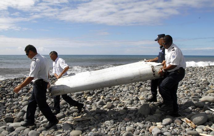 Een deel van een vliegtuigvleugel, aangespoeld op het Franse eiland Réunion. Experts zeggen dat het "hoogstwaarschijnlijk" is dat het toebehoort aan het vermiste vliegtuig.