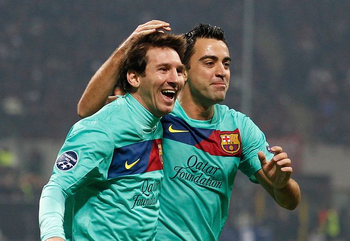 Lionel Messi (l) en Xavi in 2011.