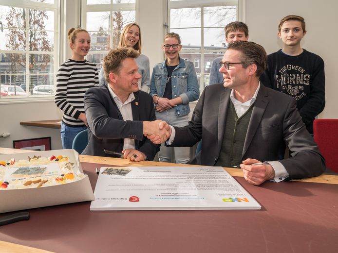 Rector Joan Janssens (links) en Toni Versluijs van NXP ondertekenen samenwerkingsconvenant.
