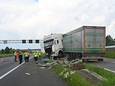 Op de A15 richting Rotterdam is een ongeluk gebeurd met een vrachtwagen, vlak voor afslag Andelst.