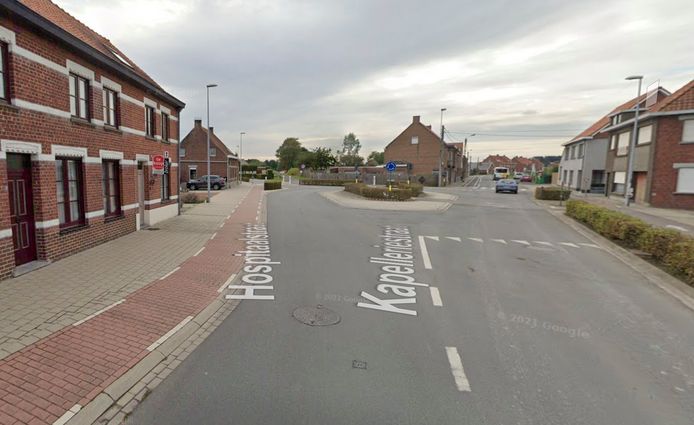Het ongeval deed zich voor aan de rotonde van de Kapelleriestraat met de Hospitaalstraat in Staden.