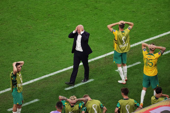 Spelers en bondscoach Graham Arnold van Australië balen van de uitschakeling op het WK.