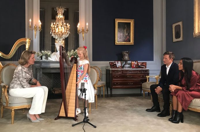 De 8-jarige Stella speelt harp voor koningin Mathilde in ‘Merci voor de Muziek’.