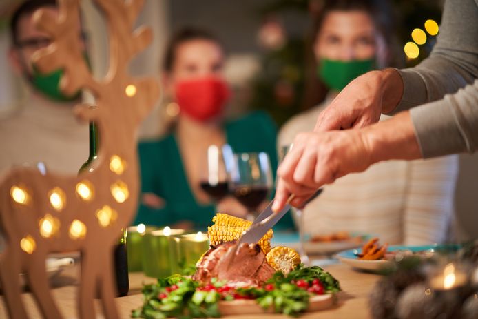 Door enkele veiligheidsmaatregelen te nemen en je feest misschien op een iets andere manier te plannen, kun je op een veilige manier kerstmis vieren.