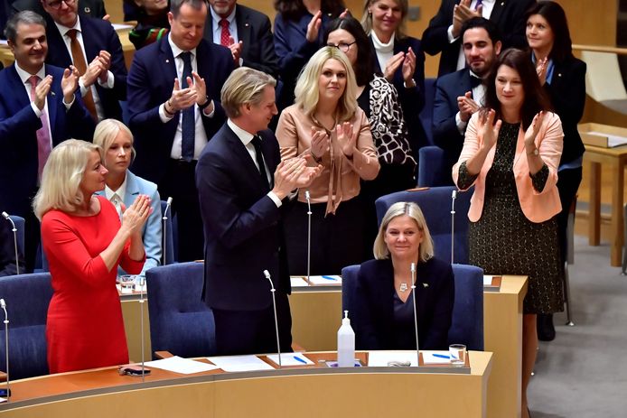 Magdalena Andersson ontvangt applaus wanneer het Zweeds parlement haar voor de tweede keer deze week tot eerste minister stemt.