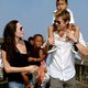 Adoptiedochter Jolie verwekt bij verkrachting