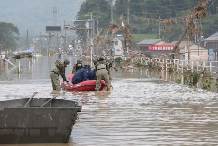 Japanse Self-Defense Forces en politieagenten op opblaasbare boot