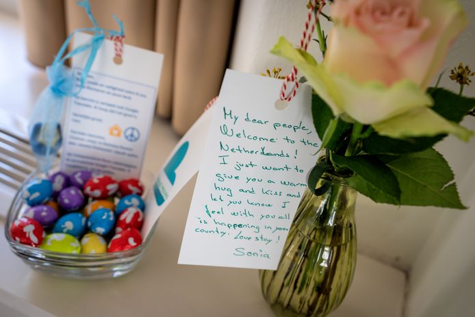 De vluchtelingen uit de Oekraïne worden in Abdij Mariënkroon in Nieuwkuijk opgevangen met een kleine attentie: een schaaltje paaseieren, een bosje bloemen en een welkomstkaartje in het Engels.