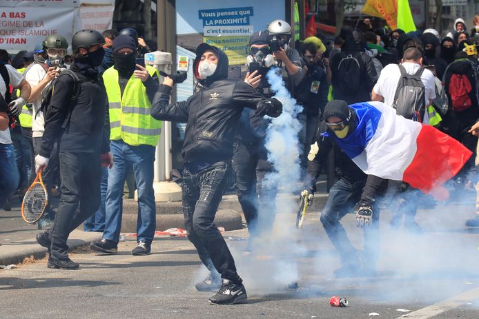 In het centrum van Parijs zijn zowel vakbondsleden als 'gele hesjes' samengekomen om te protesteren tegen het beleid van president Emmanuel Macron.
