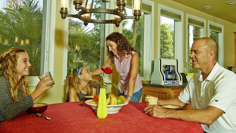 Lifestyle-foto van een gezin met op de achtergrond een 3D-printer. Beeld Robo 3D