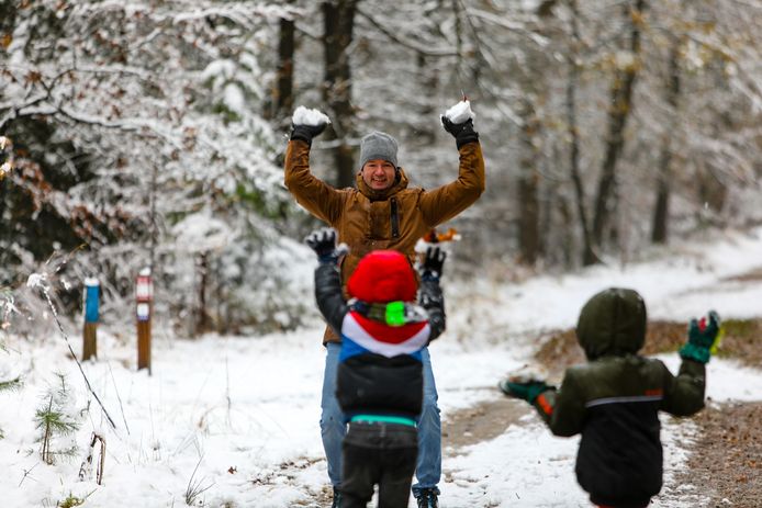 Als de kinderen met sneeuwballen gooien, kan papa natuurlijk niet achterblijven.