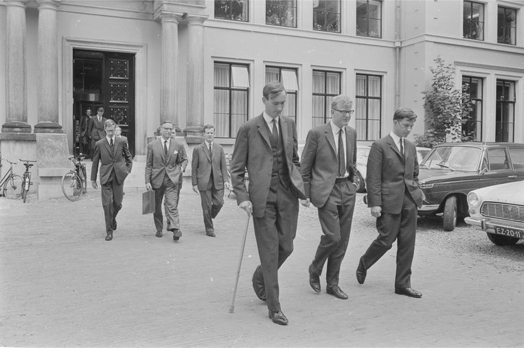 De verdachten in de roetkapaffaire verlaten de Utrechtse rechtbank.  Beeld ANP