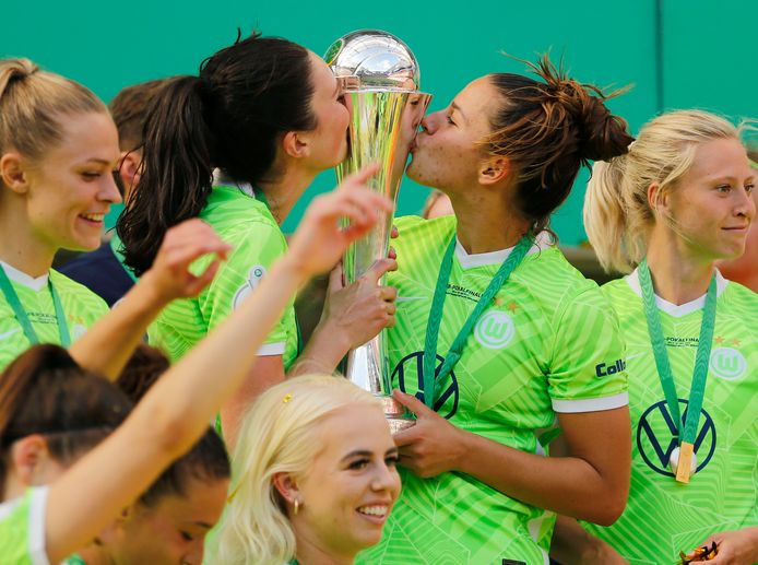 Ingrid Engen en Lena Oberdorf kussen de DFB-Pokal.