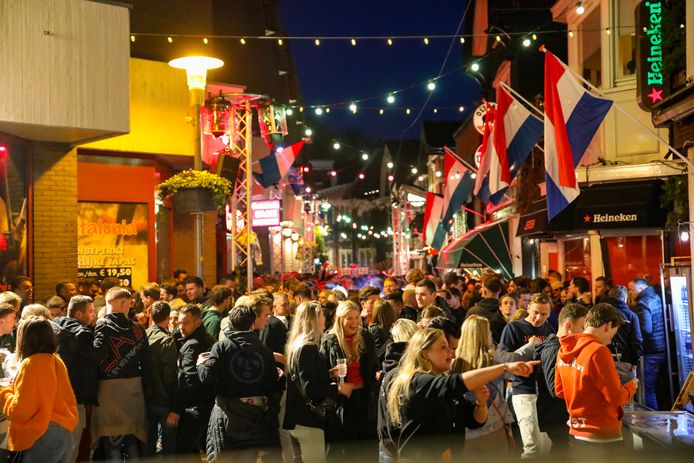 Kapelstraat in Apeldoorn staat op Prinsennacht zo vol dat er geen mensen meer bij mogen.