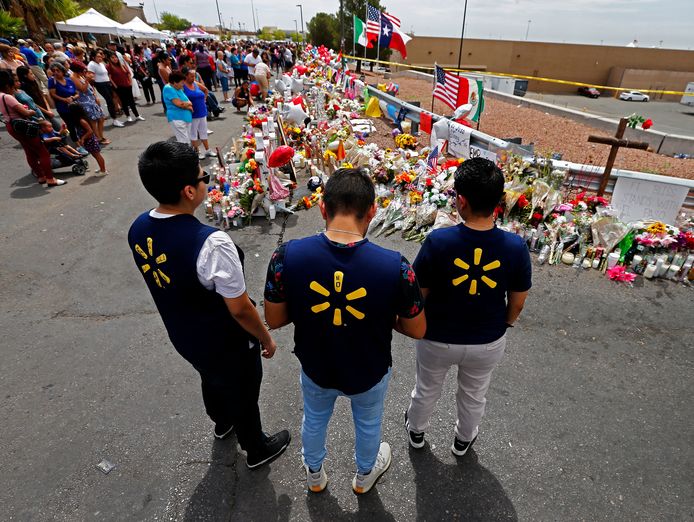 Medewerkers van Walmart, in El Paso, leggen bloemen neer voor de slachtoffers van de schietpartij.