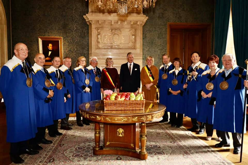 Voor de 35ste keer trok de Keizerlijke Commanderie met de burgemeester naar het Koninklijk Paleis om de fruitoogst voor te stellen.