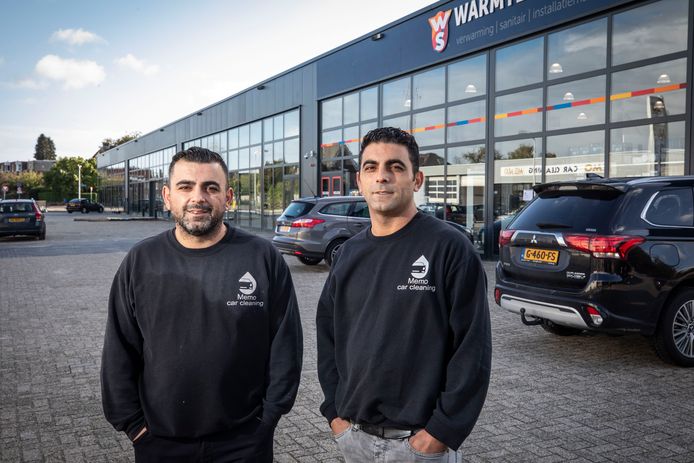 Mehmet Yalci (r) en zijn broer Murat bij het bedrijfsverzamelgebouw: „Trots op het resultaat.”