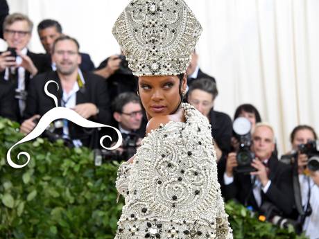 Next level positiekleding bij Rihanna: bontjassen, gouden kettingen en felle kleuren