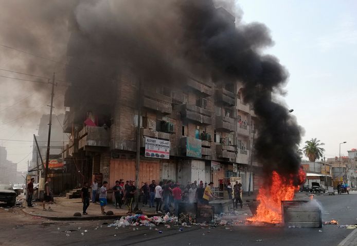 Demonstranten stichten brand in de Iraakse hoofdstad Bagdad.