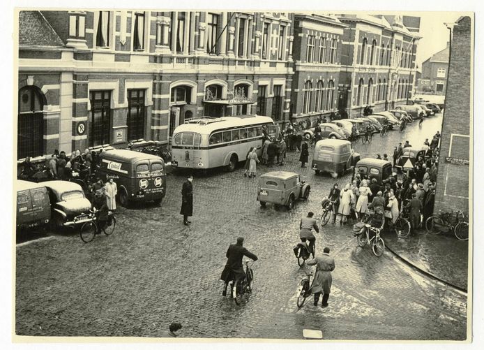 Geëvacueerden van de watersnood in 1953 komen aan bij het verzamelcentrum in gebouw Concordia aan het Van Coothplein in Breda