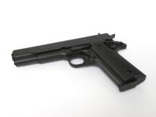 Un enfant de 2 ans au Texas trouve une arme dans le sac d'un proche et se tue