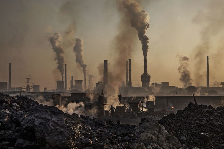 Rook uit de schoorstenen van een Chinese staalfabriek. China is tegelijk de grootste producent en afnemer van steenkool, waardoor het land de grootste uitstoter is van broeikasgassen. Beeld Getty