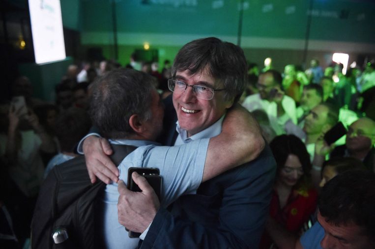 Een aanhanger omhelst Carles Puigdemont op het partijcongres van Junts per Catalunya in het zuid-Franse Argelès-sur-Mer. Beeld AFP