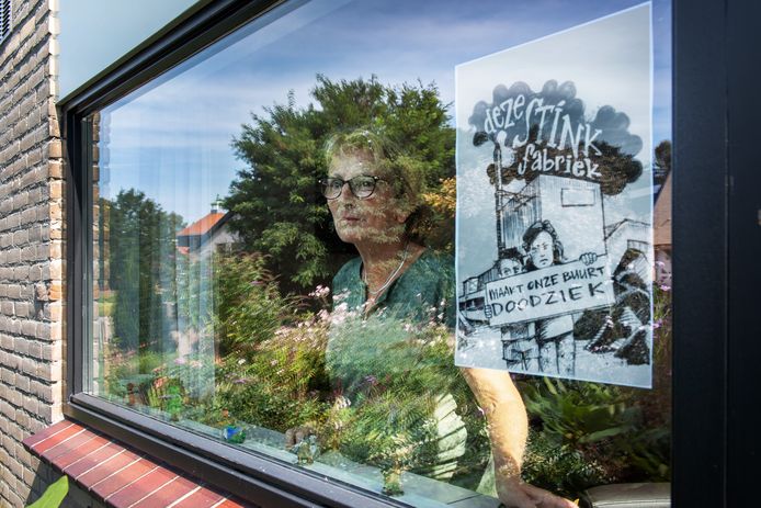 Ceciel Simons roept de gemeente op tot actie. ,,Het gruis is nu zwarter dan vroeger.’’