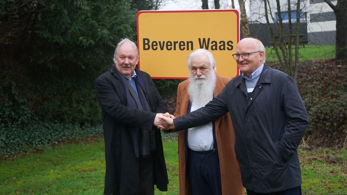 Marc Van de Vijver (burgemeester Beveren), Antoine Denert (burgemeester Kruibeke) en Bruno Byl (schepen Zwijndrecht) mochten het nieuwe naambord onthullen