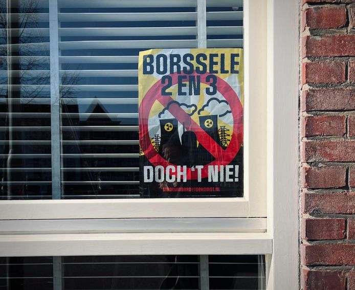 Protest tegen extra kerncentrales, aan de kaai in Middelburg.