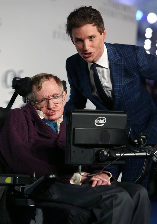 Hawking samen met Eddie Redmayne, de acteur die hem vertolkte in de film over zijn leven: The Theory of Everything.