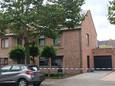 Deze woning in de Rietschoorvelden in Merksem werd zaterdagnacht opnieuw onder vuur genomen.