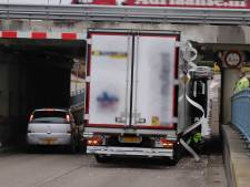 Weer zit vrachtwagen muurvast onder berucht viaduct in Waalwijk, stuk beton afgebroken