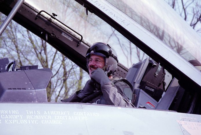 Kees Backx in een F16. Zijn hobby is de militaire luchtvaart en dat bracht hem op verschillende plekken.