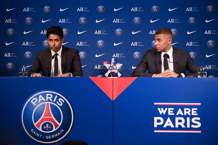 L'amministratore delegato del Paris Saint-Germain, Nasser Al-Khelaifi, accanto a Kylian Mbappe