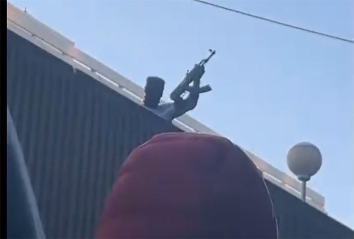 Un homme porte une arme assimilée à une Kalachnikov à la chaussée d'Anvers à Bruxelles