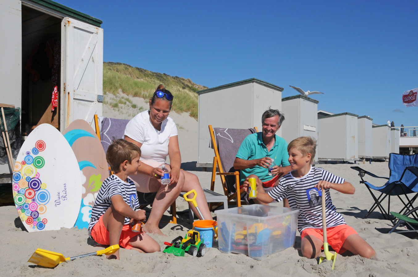 De familie Wockenfuss voor het strandhuisje: moeder Nancy, vader Oliver en de zonen  Kilian (l) en Philipp.