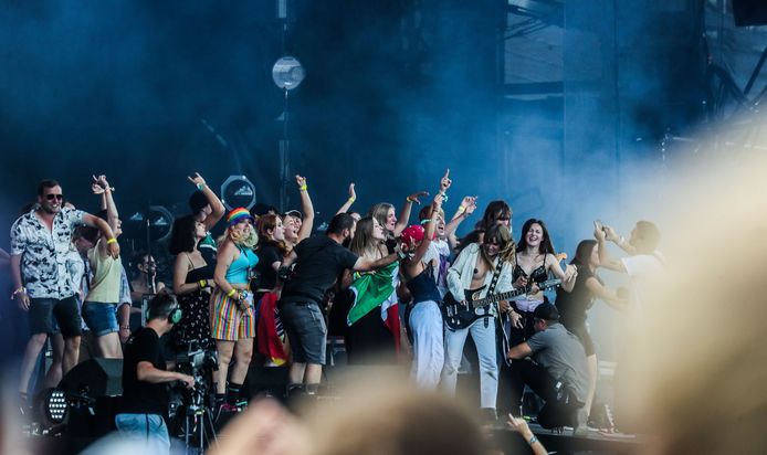 Fans mogen mee het podium op tijdens het concert van Måneskin.