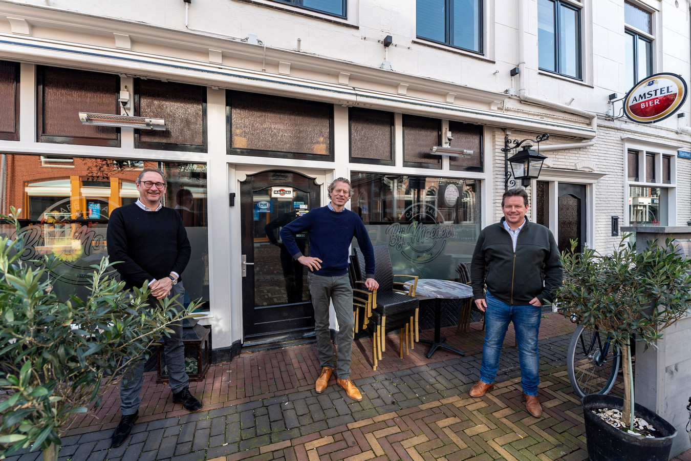 De nieuwe eigenaren van het Wapen van Steenbergen, het voormalige café 'Bij Moeders'.  v.l.n.r. : Ronald van der Sandt, Ewout van den Berg & Johan Bosters