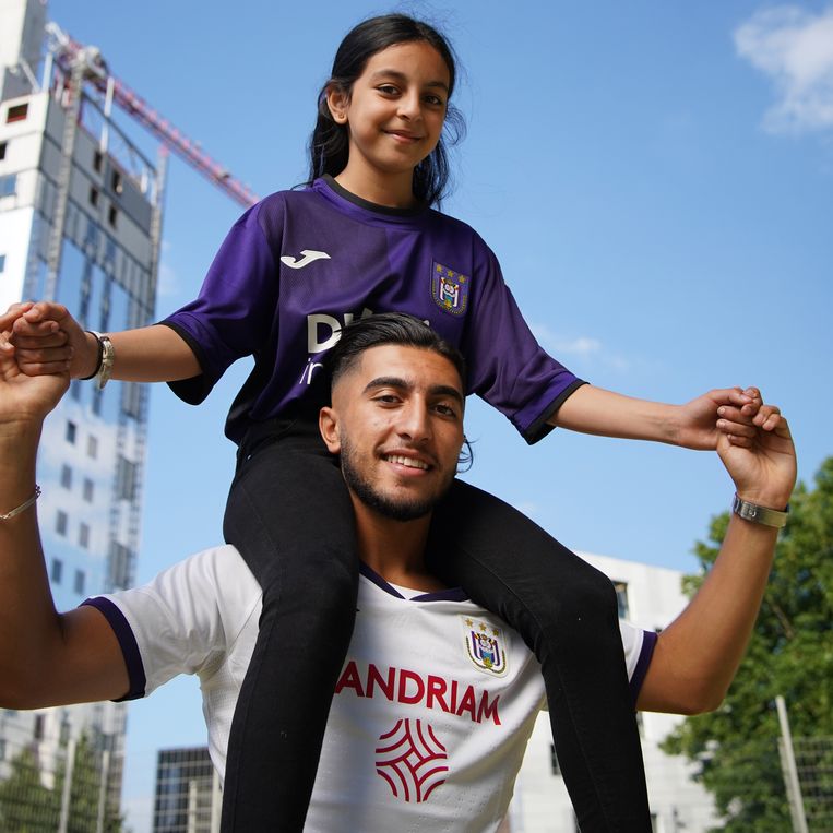 Anouar Ait El Hadj en zijn zusje Soraya stellen het nieuwe truitje van Anderlecht voor. Beeld RSCA
