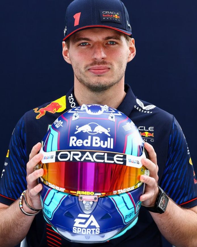 Max Verstappen showt zijn speciale helm voor Grand Prix Miami Formule