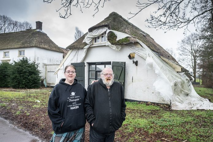 De boerderij van Hein Hendriks en zijn dochter Akkemay staat er triest bij.