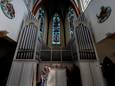 Organisten en publiek mogen nog eenmaal het kerkorgel bespelen van de gesloten Williborduskerk. Op de foto staat Jaco Simons voor het orgel.