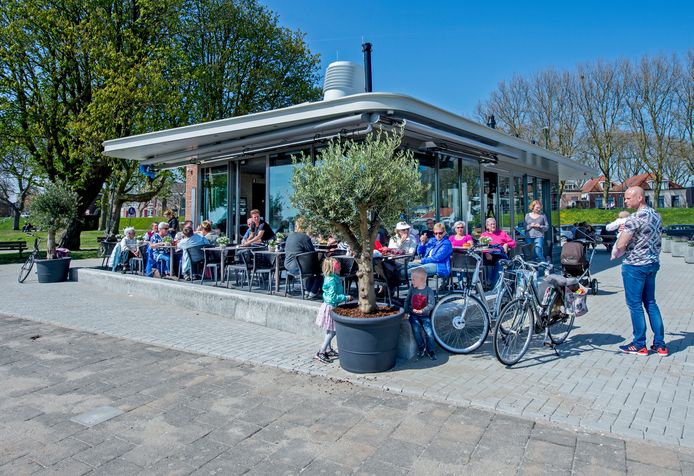 Brasserie De Veerpoort in 2016 toen we op het terras nog dicht op elkaar konden zitten.