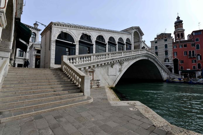 De Rialtobrug in Venetië ligt er verlaten bij sinds de uitbraak van het coronavirus.