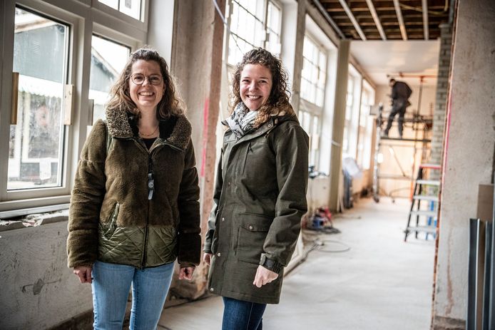 De voormalige Sint-Servatiusschool wordt omgebouwd tot kinderdagverblijf. Eigenaar Femke Bierens-Claas (links) en Geran van Loon van het kinderdagverblijf staan in de grote ruimte waar nog hard gewerkt wordt aan isolatie en afwerking.