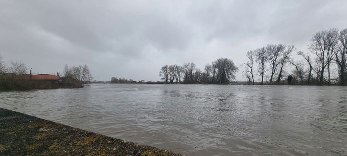 De waterstand was bijzonder hoog door het aangekondigde springtij.