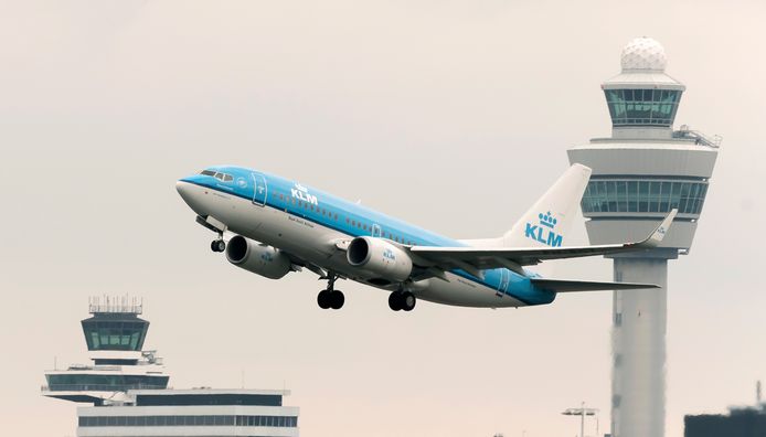 Een vliegtuig van de KLM stijgt  op vanaf Schiphol.