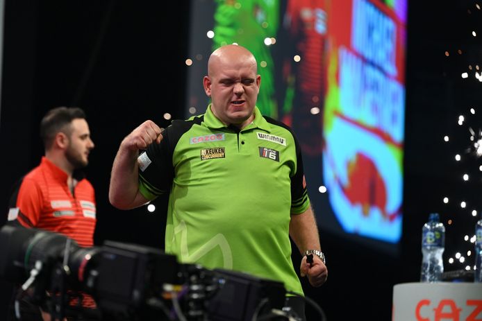 Michael van Gerwen viert zijn overwinning op Joe Cullen.